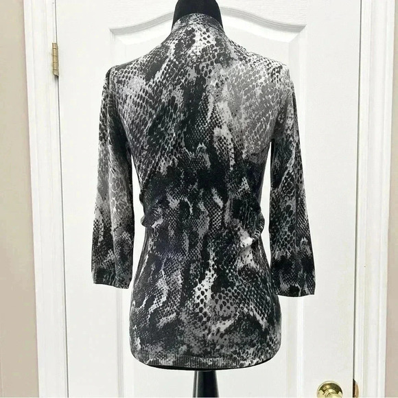 Ricki’s Cardigan Snakeskin Print V-Neck Button Front Fitted 3/4  Sleeves Grey XS - Picture 14 of 15